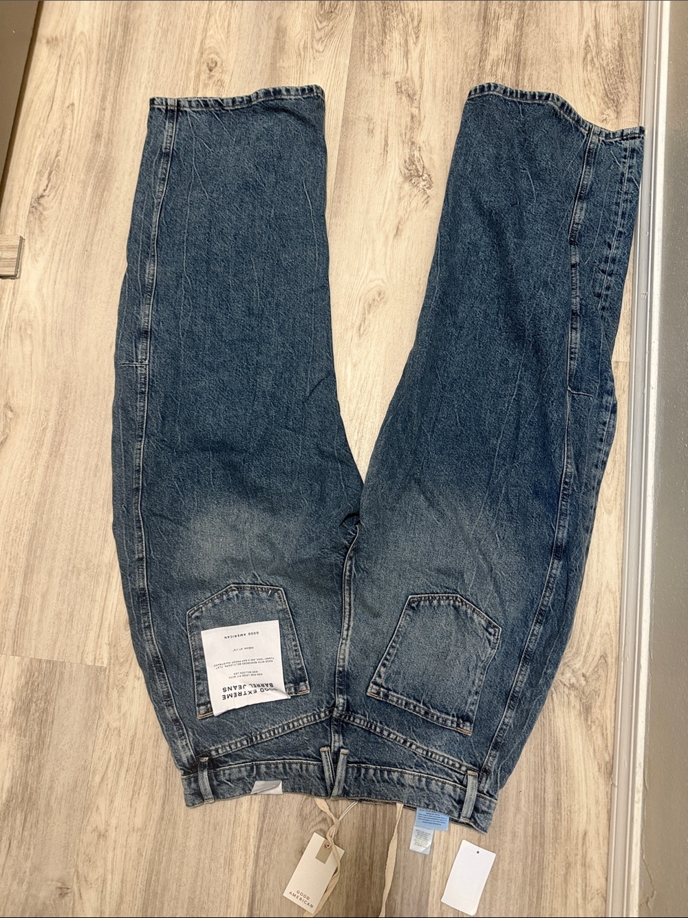 Good American Good Extreme Barrel Jeans in -NWT - Picture 4 of 6
